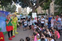 بالصور: المركز الجماهيري ينظم عرضاً للاطفال في شارع البرت كيوسو بمدينة يافا 